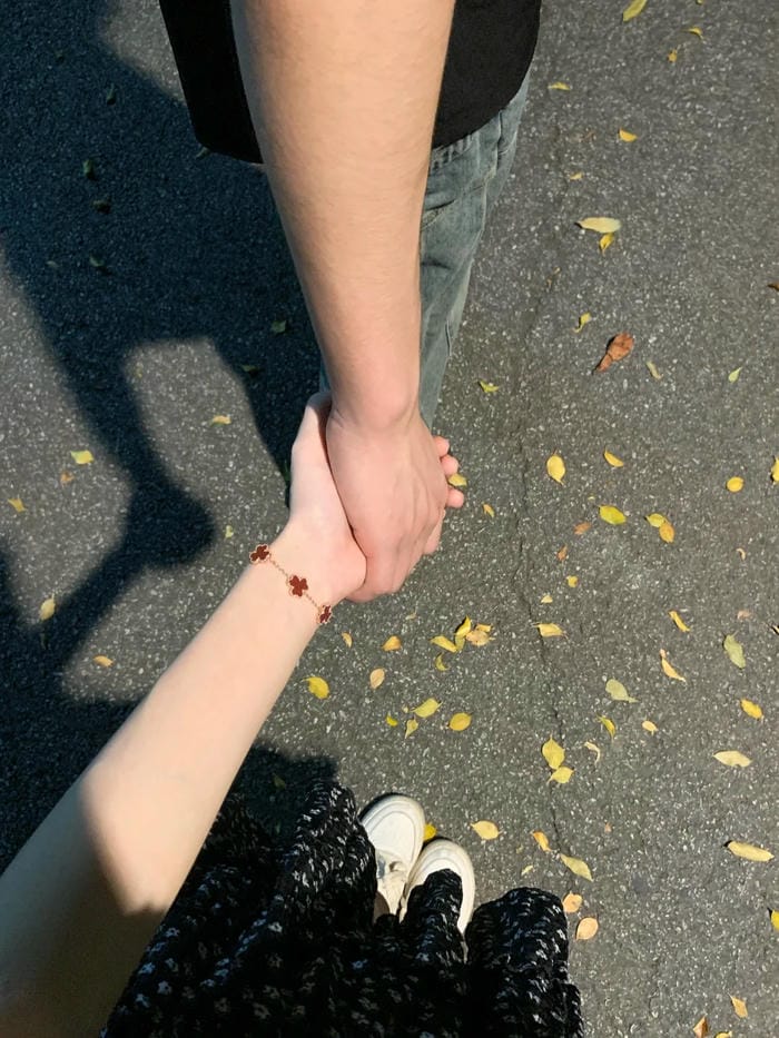 ảnh nắm tay nhau thật 32