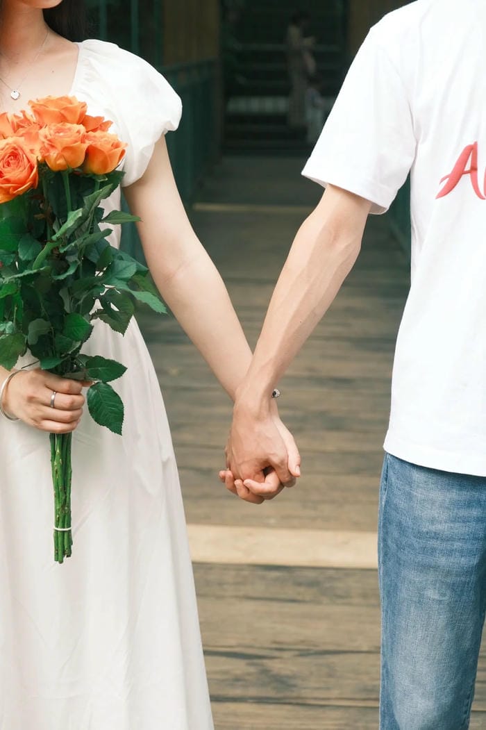 ảnh nắm tay nhau thật 4