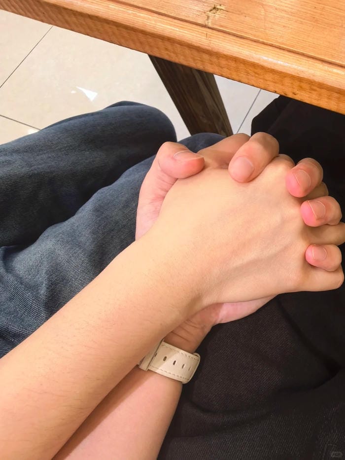 ảnh nắm tay nhau thật 5