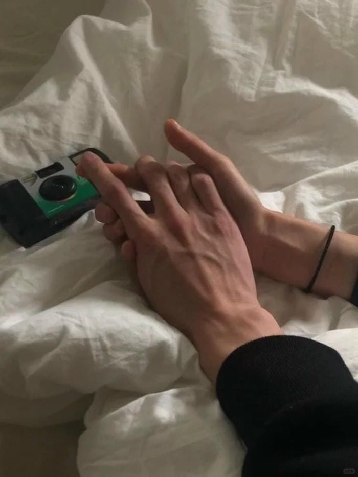 ảnh nắm tay nhau thật 6