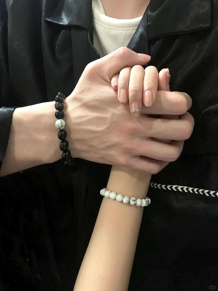 ảnh nắm tay nhau thật 8