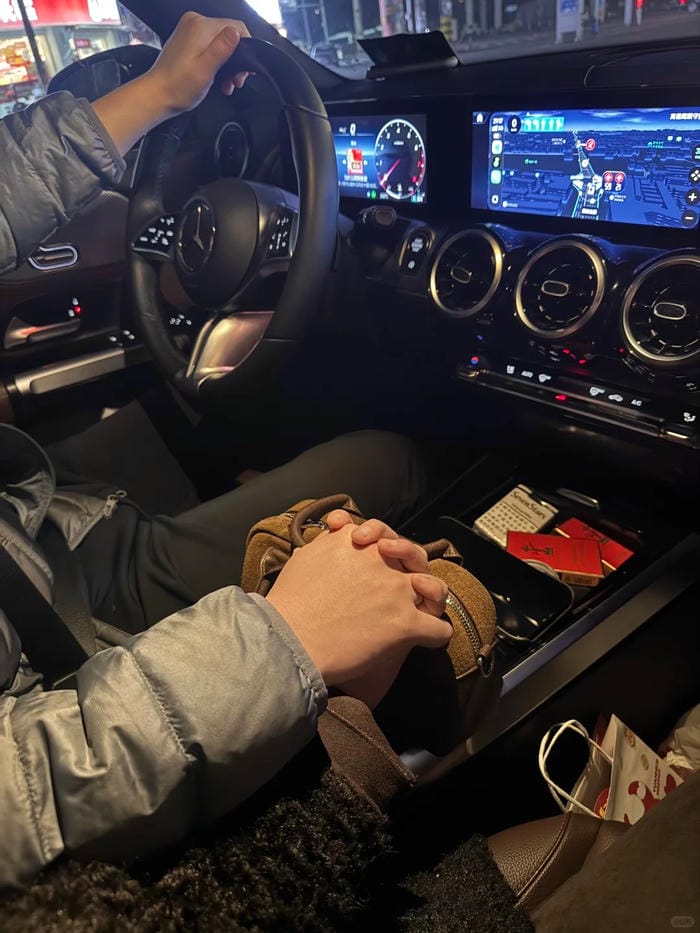 ảnh nắm tay nhau thật 9