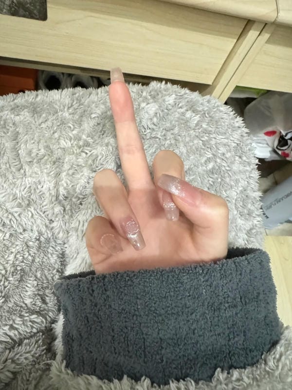 ảnh ngón giữa 19