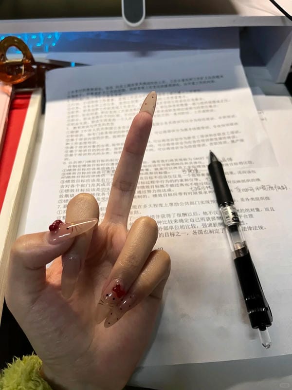 ảnh ngón giữa 9