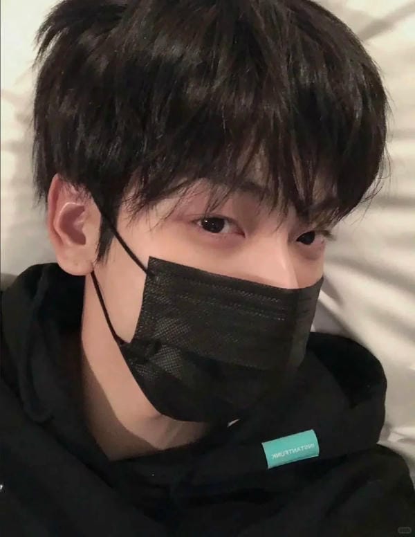 ảnh trai đẹp đeo khẩu trang 15