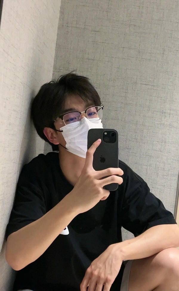 ảnh trai đẹp đeo khẩu trang 25