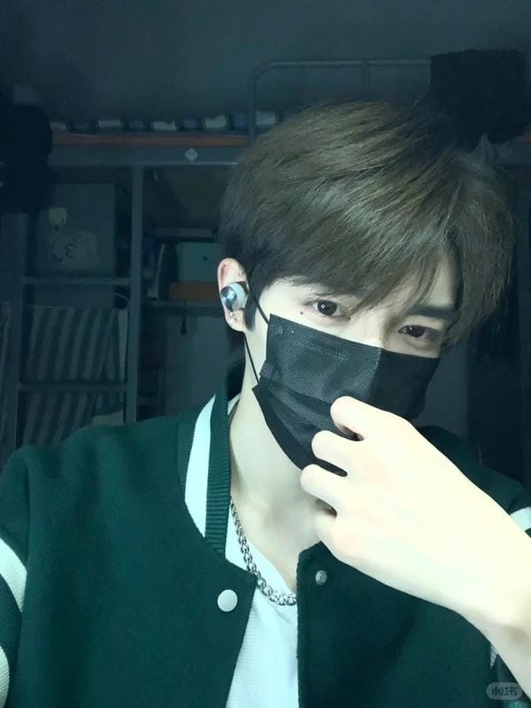 ảnh trai đẹp đeo khẩu trang 8