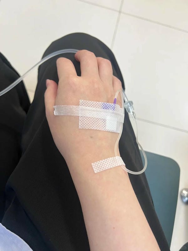 ảnh truyền nước ở tay nam 11