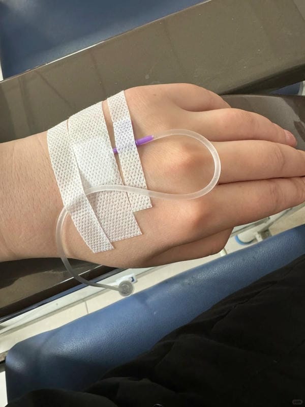 ảnh truyền nước ở tay nam 12