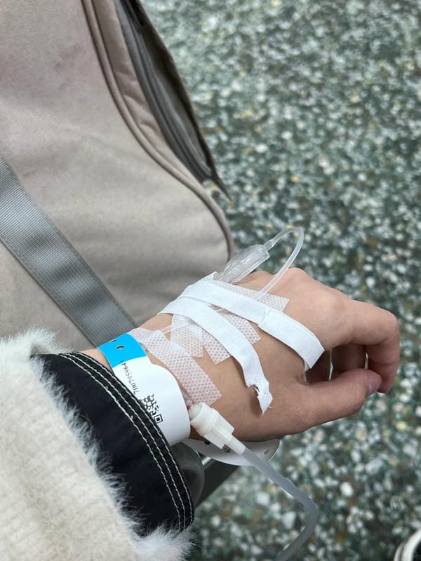 ảnh truyền nước ở tay nam 14