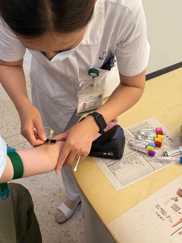 ảnh truyền nước ở tay nam 2