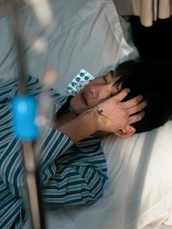 ảnh truyền nước ở tay nam 20