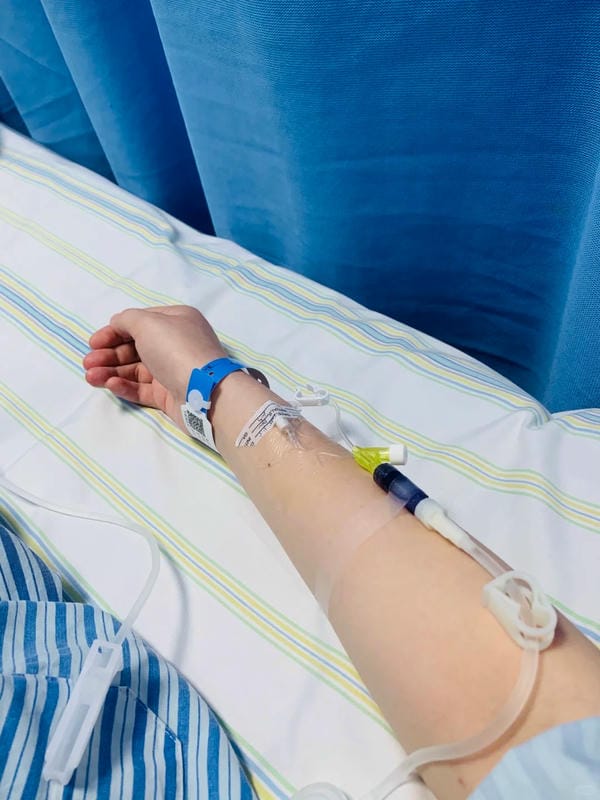 ảnh truyền nước ở tay nam 22