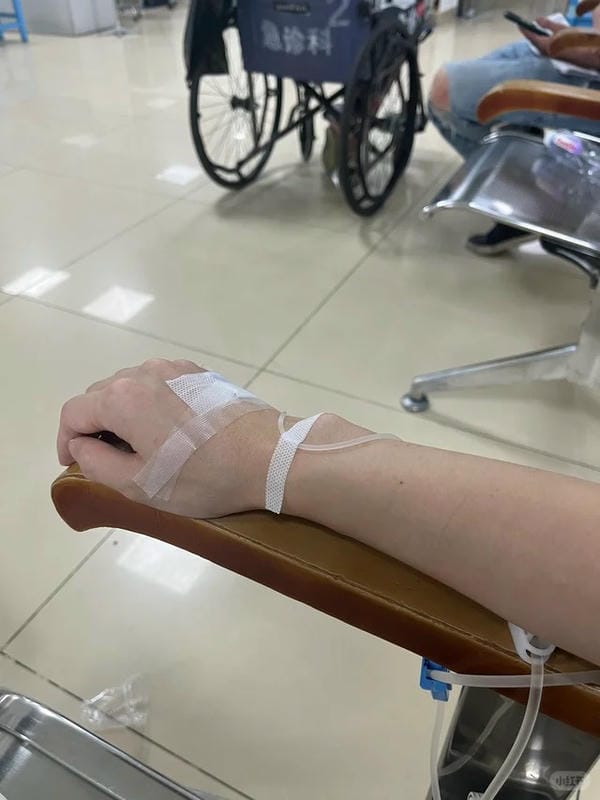 ảnh truyền nước ở tay nam 23