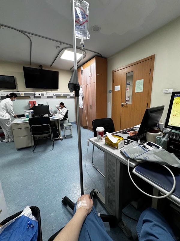 ảnh truyền nước ở tay nam 24