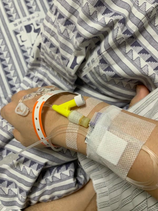 ảnh truyền nước ở tay nam 28