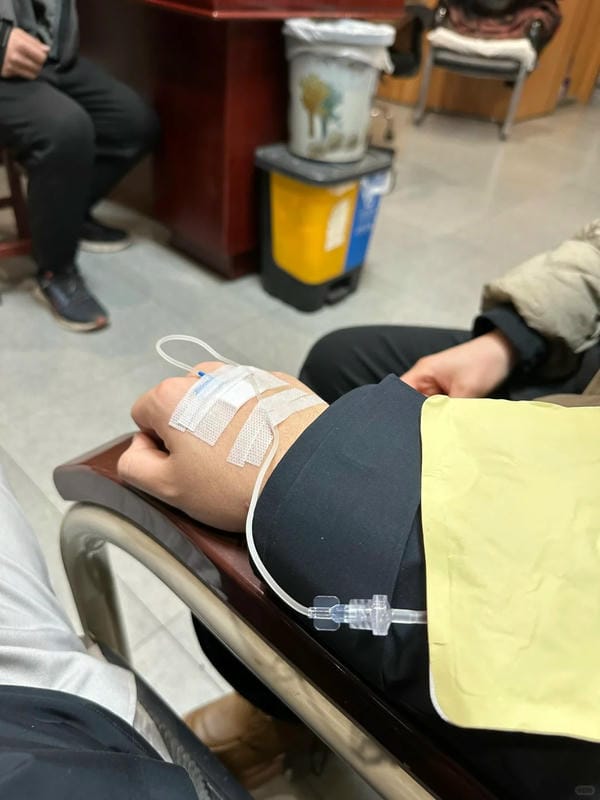 ảnh truyền nước ở tay nam 30