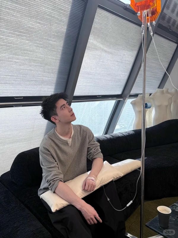 ảnh truyền nước ở tay nam 31