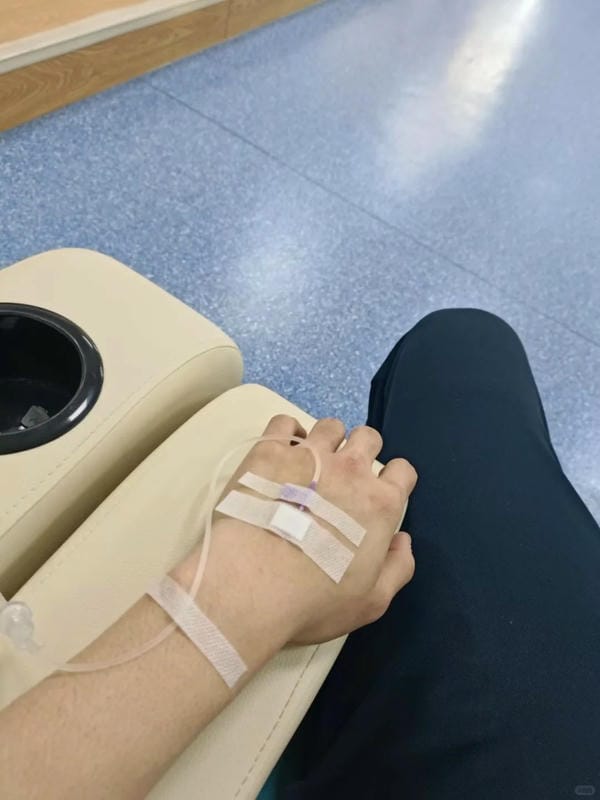 ảnh truyền nước ở tay nam 37