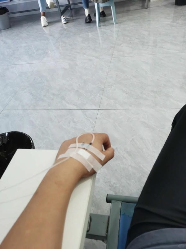 ảnh truyền nước ở tay nam 4