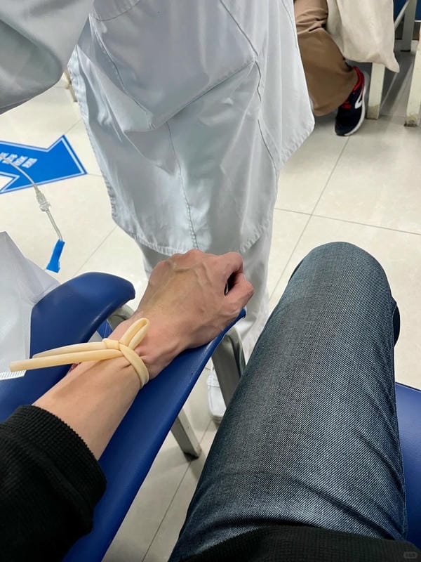 ảnh truyền nước ở tay nam 7