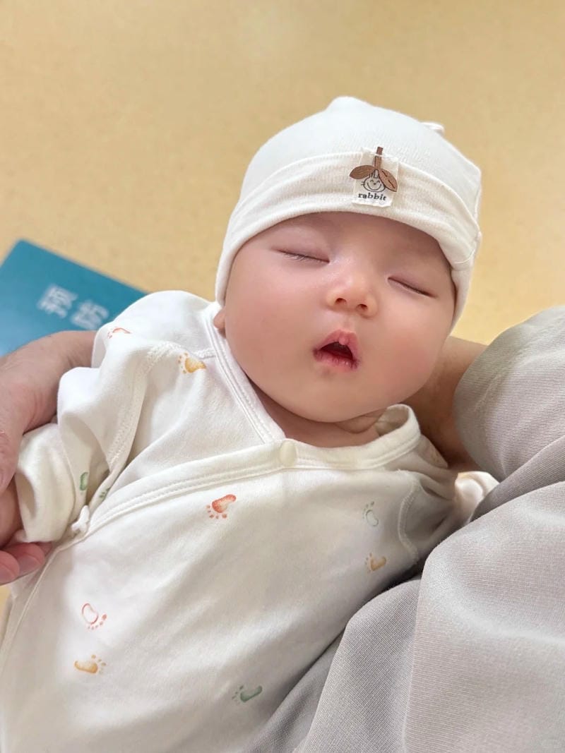 hình ảnh em bé gái sơ sinh dễ thương