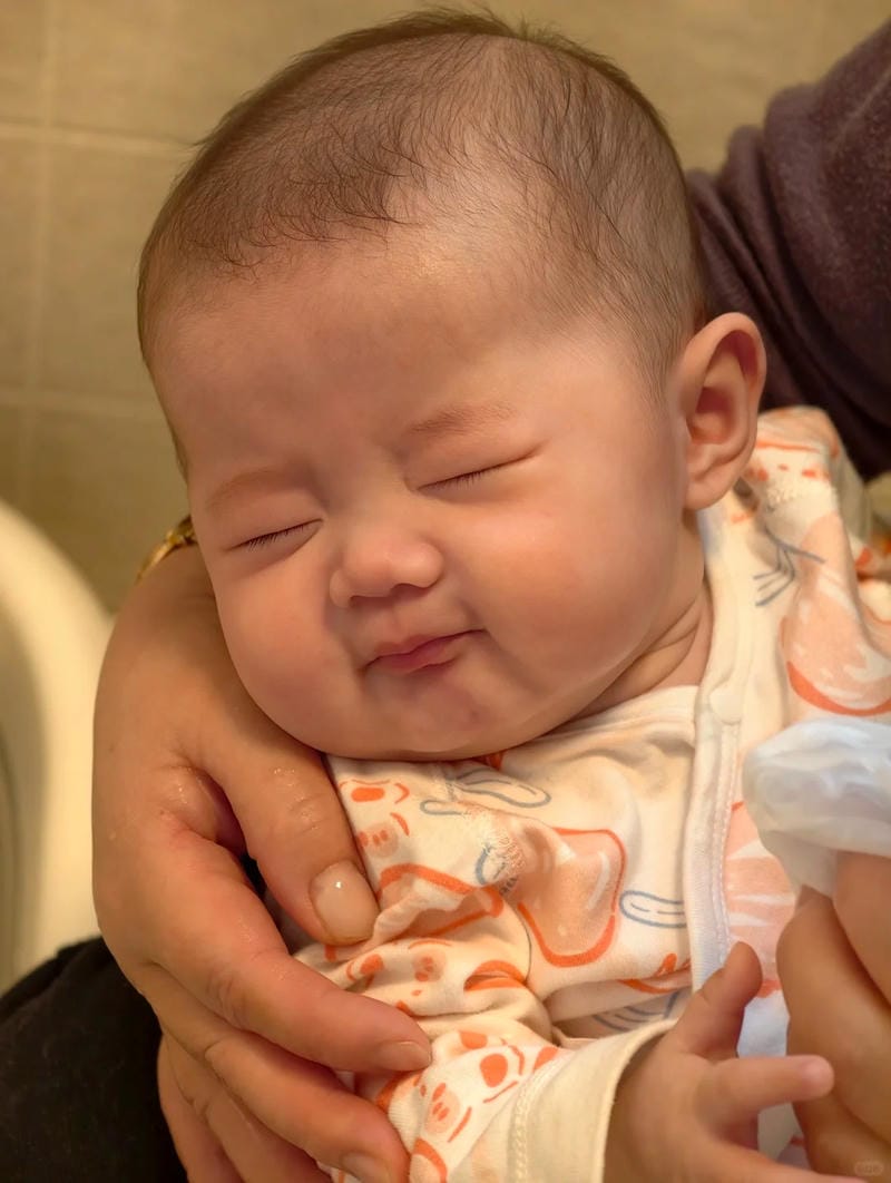 hình ảnh em bé sơ sinh dễ thương