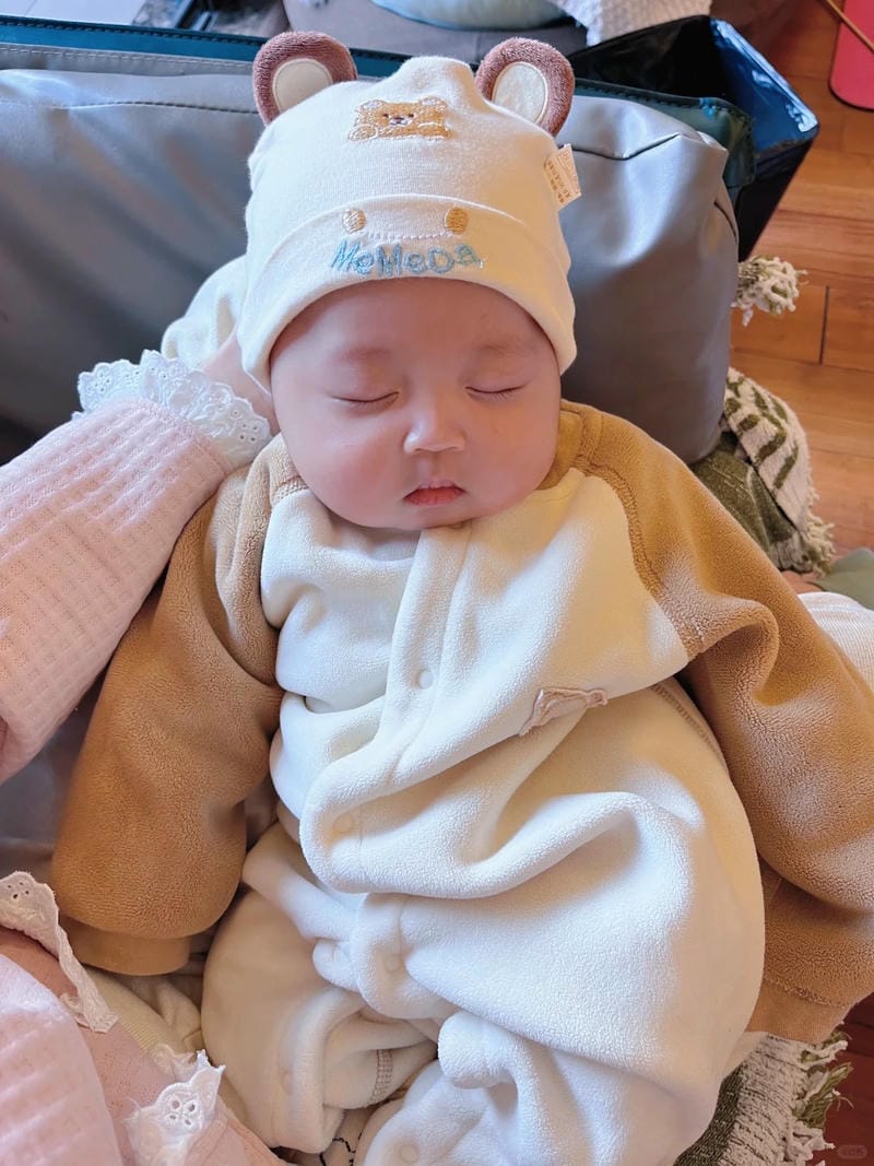 hình ảnh em bé sơ sinh dễ thương 12