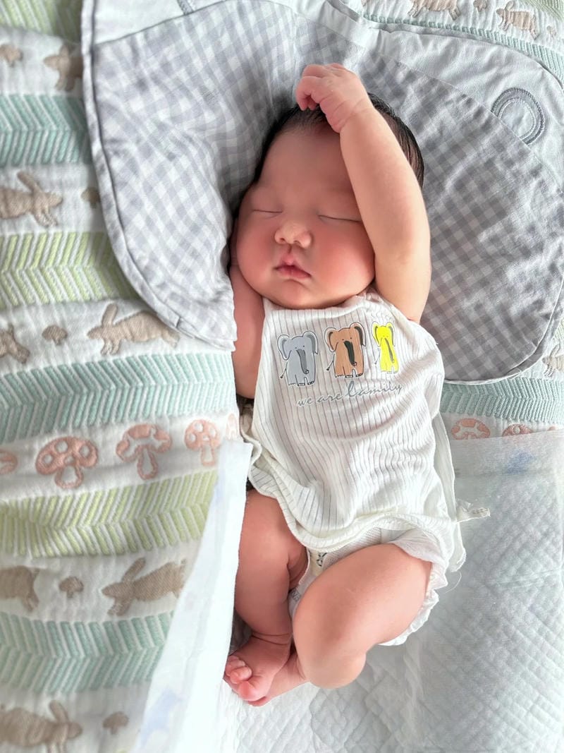 hình ảnh em bé sơ sinh dễ thương 15