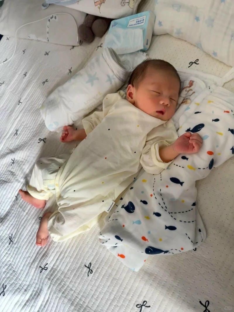 hình ảnh em bé sơ sinh dễ thương 16