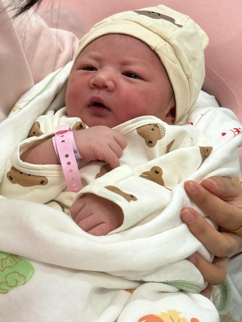 hình ảnh em bé sơ sinh dễ thương 7