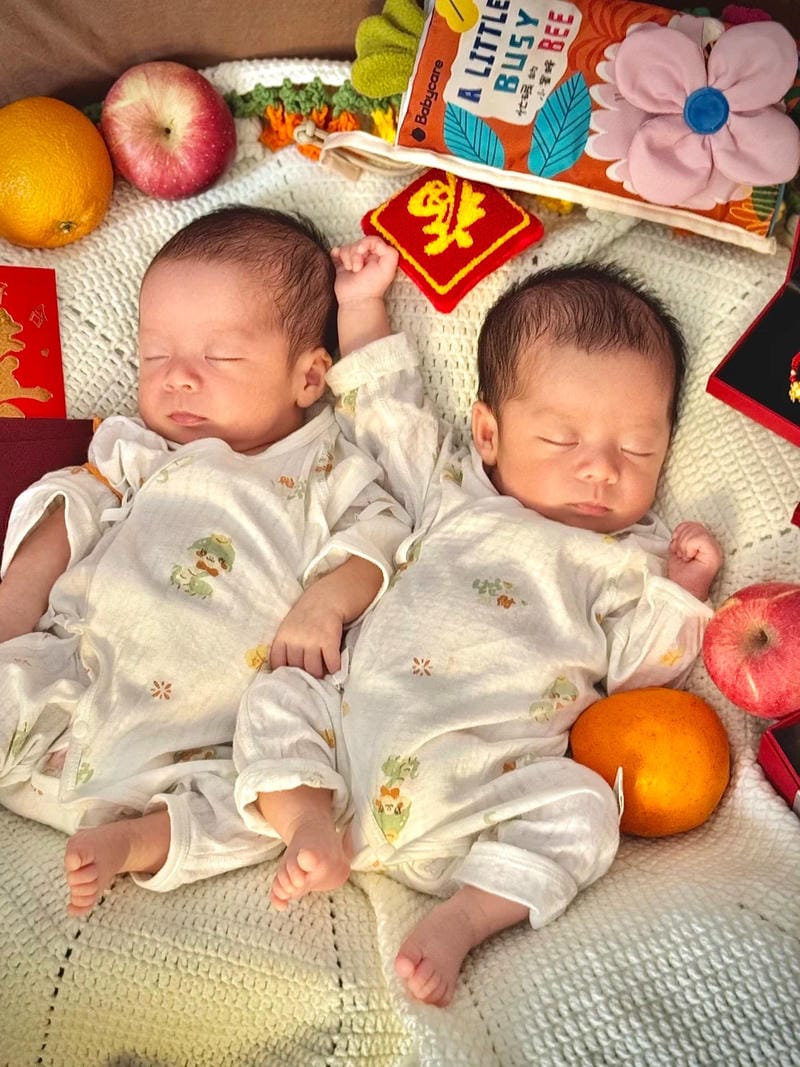 hình ảnh em bé trai sơ sinh dễ thương