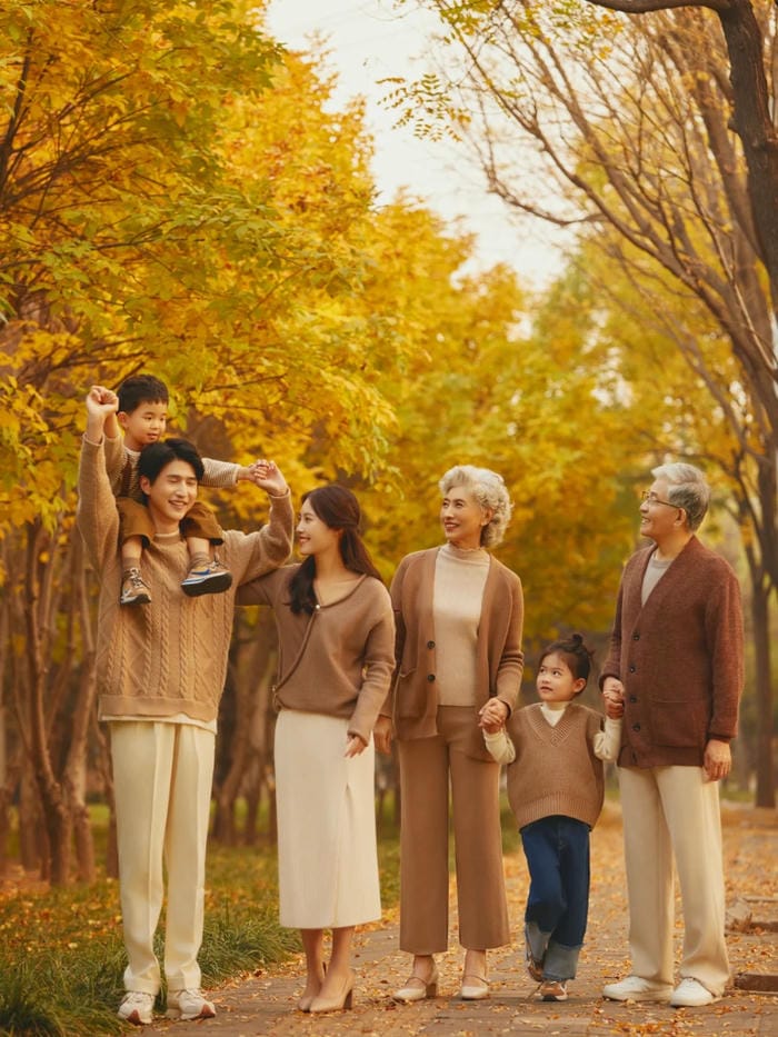 hình ảnh gia đình 4 người hạnh phúc