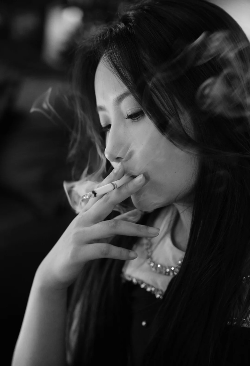 hình ảnh hút thuốc buồn