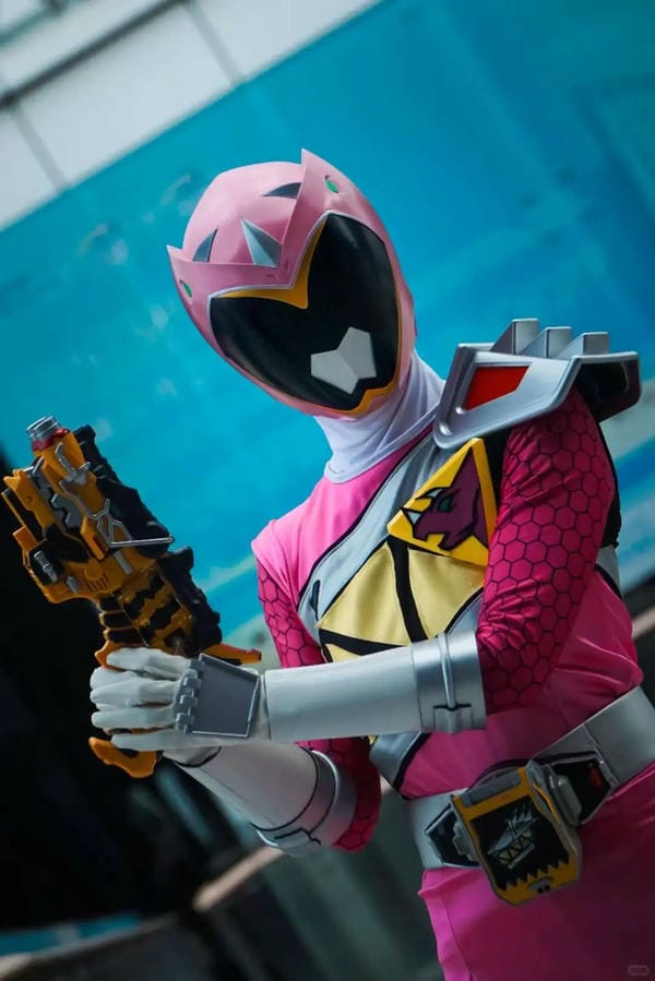 hình ảnh siêu nhân gao hồng