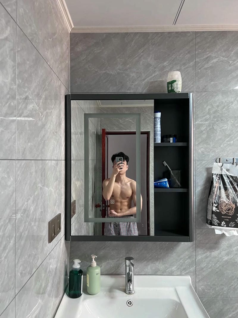 tạo dáng chụp ảnh trước gương nam 1