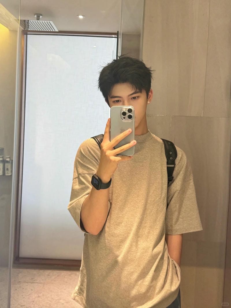 tạo dáng chụp ảnh trước gương nam 12