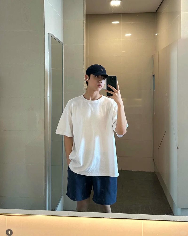 tạo dáng chụp ảnh trước gương nam 13