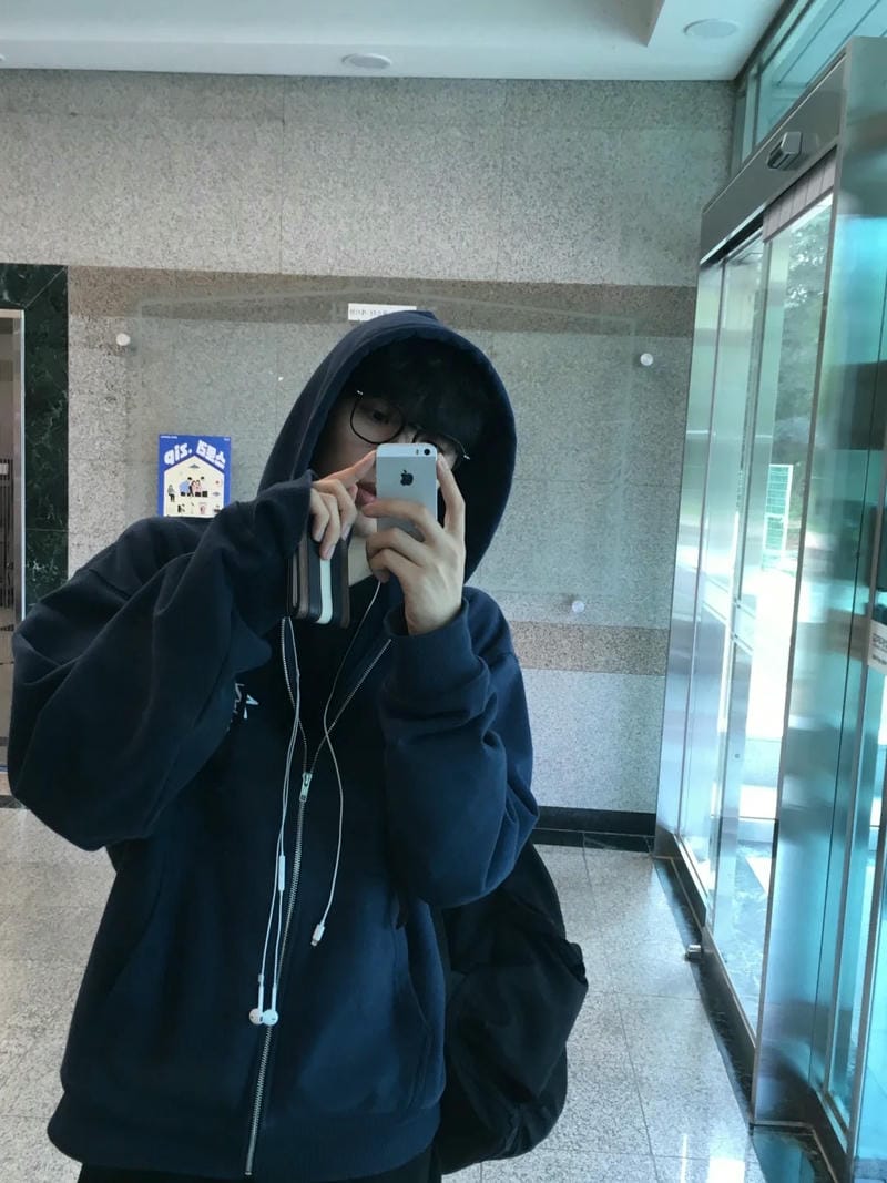 tạo dáng chụp ảnh trước gương nam 17