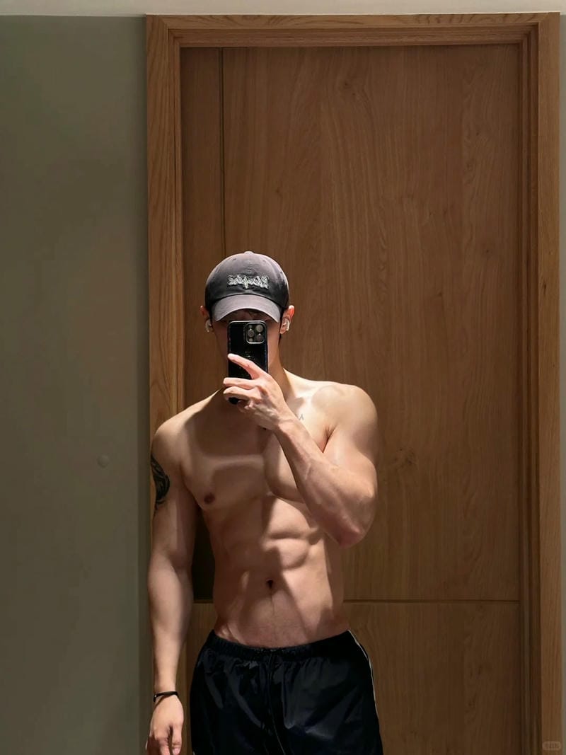 tạo dáng chụp ảnh trước gương nam 2