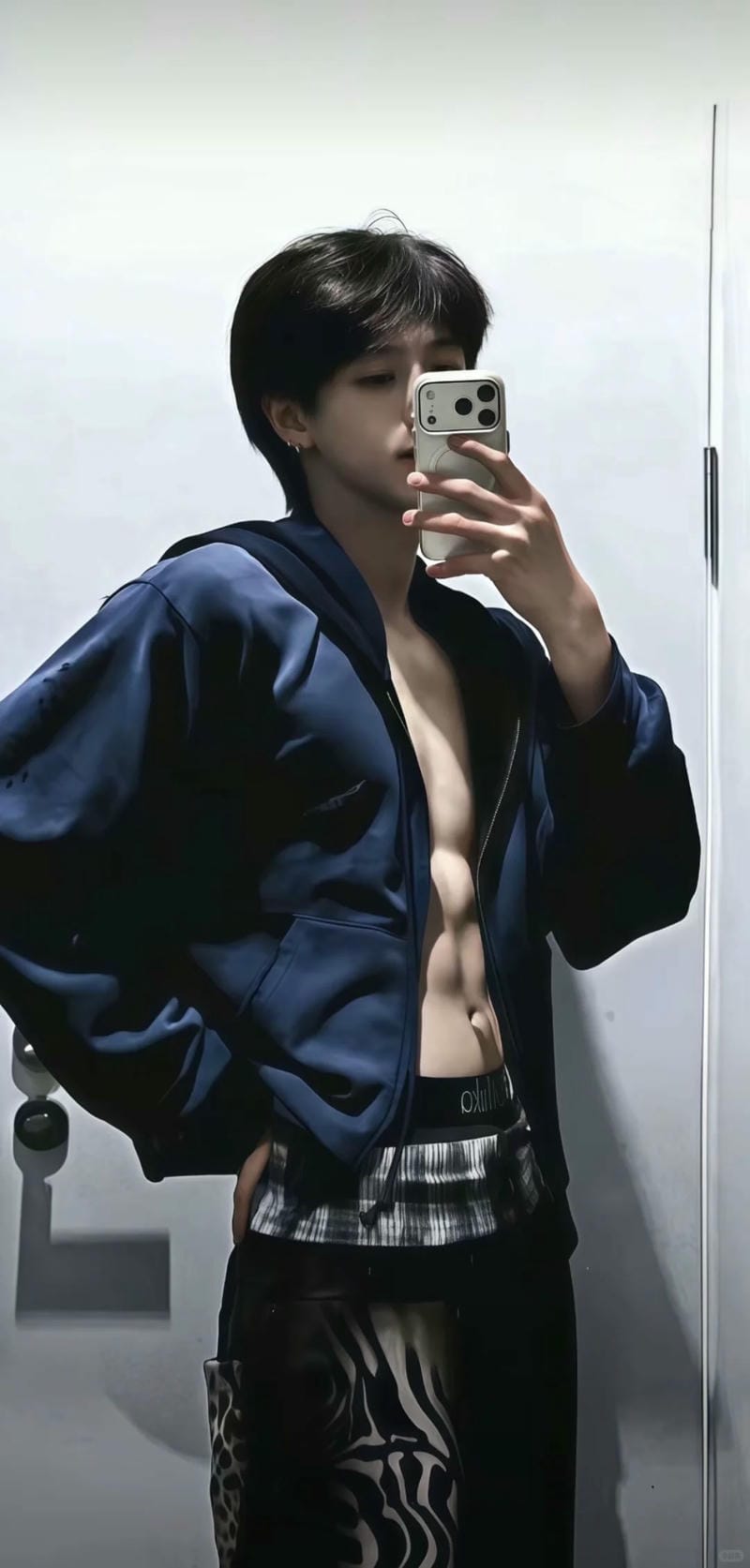 tạo dáng chụp ảnh trước gương nam 20