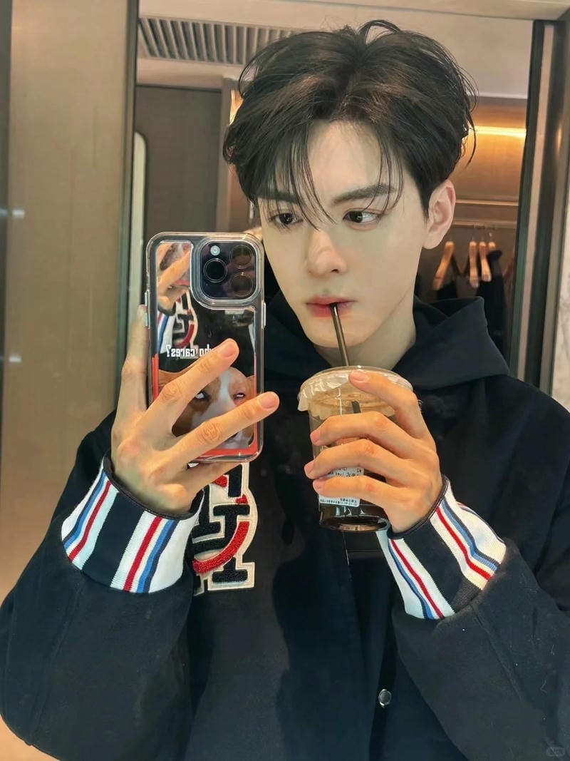 tạo dáng chụp ảnh trước gương nam 21