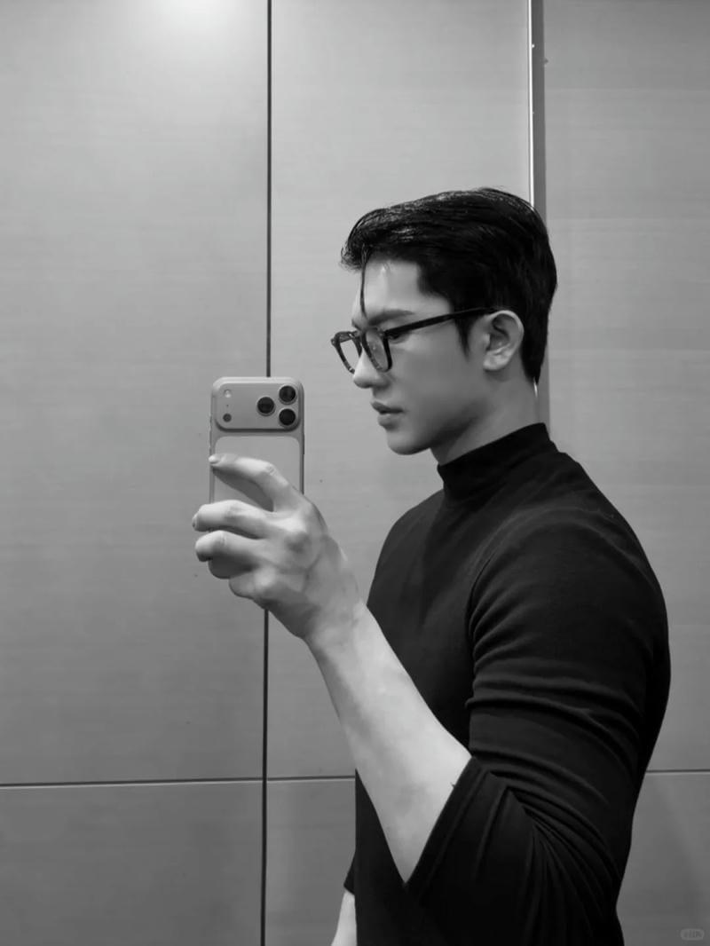 tạo dáng chụp ảnh trước gương nam 22