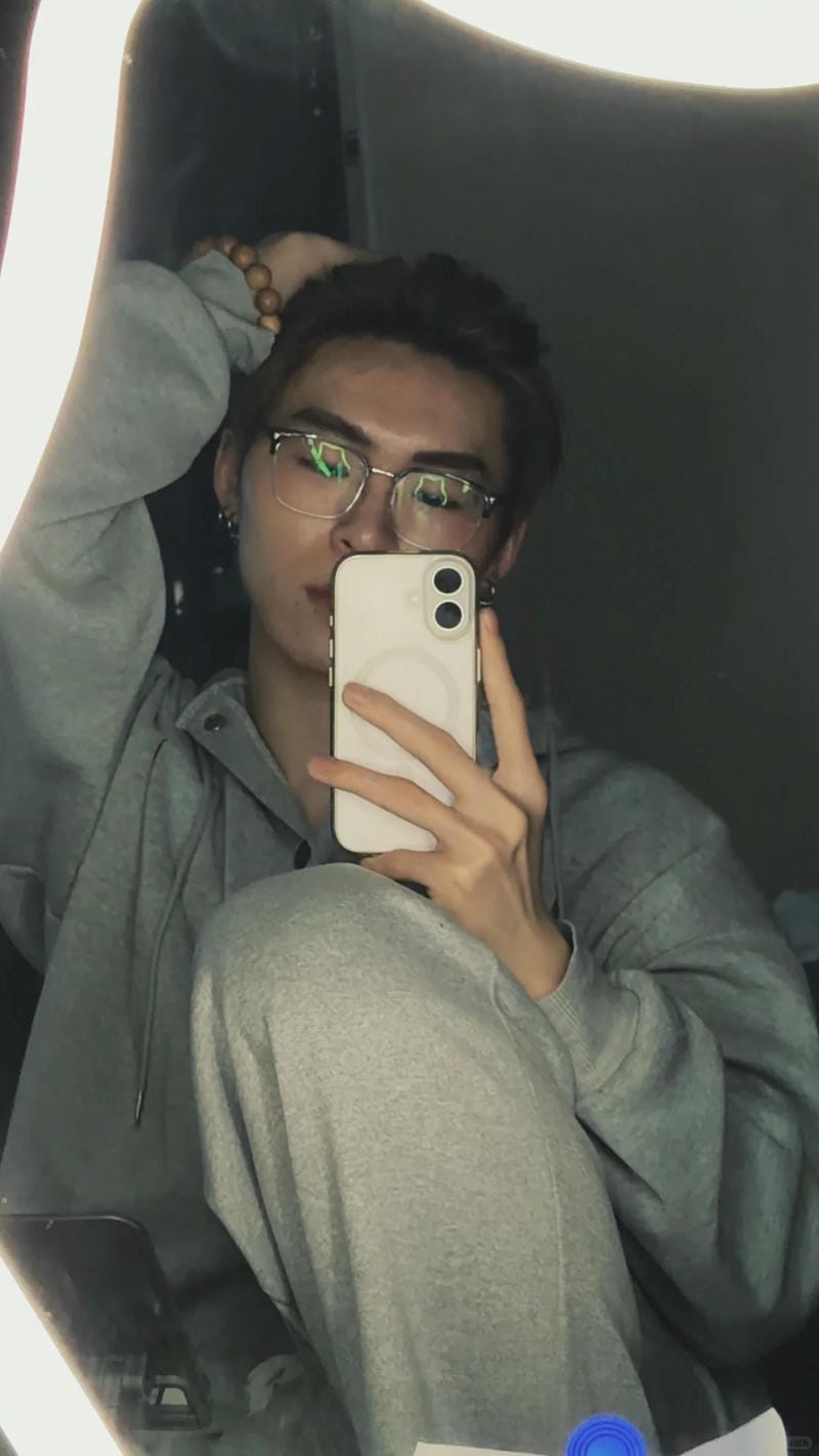 tạo dáng chụp ảnh trước gương nam 23