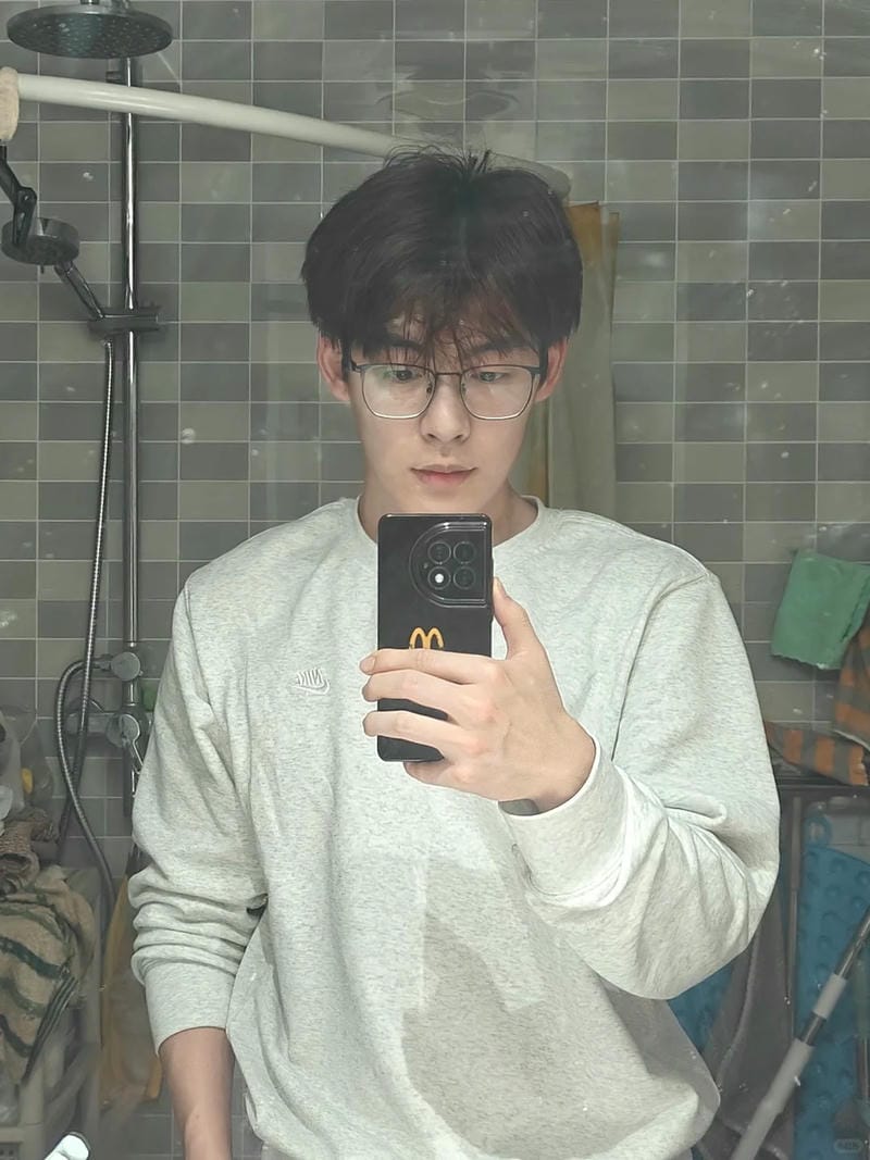 tạo dáng chụp ảnh trước gương nam 24