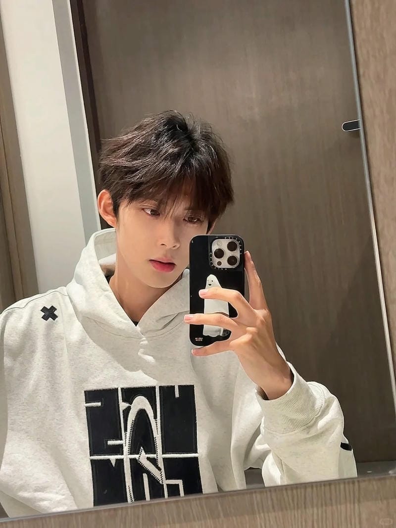 tạo dáng chụp ảnh trước gương nam 27