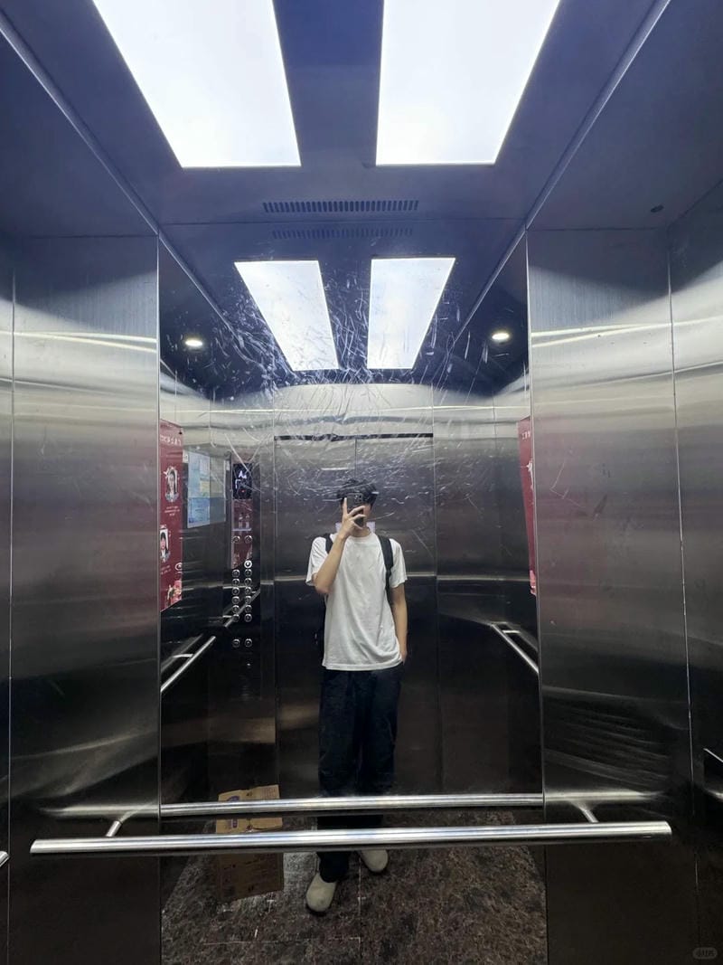 tạo dáng chụp ảnh trước gương nam 28