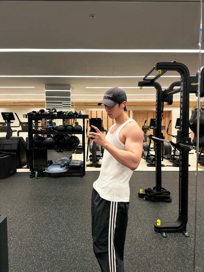 tạo dáng chụp ảnh trước gương nam 3