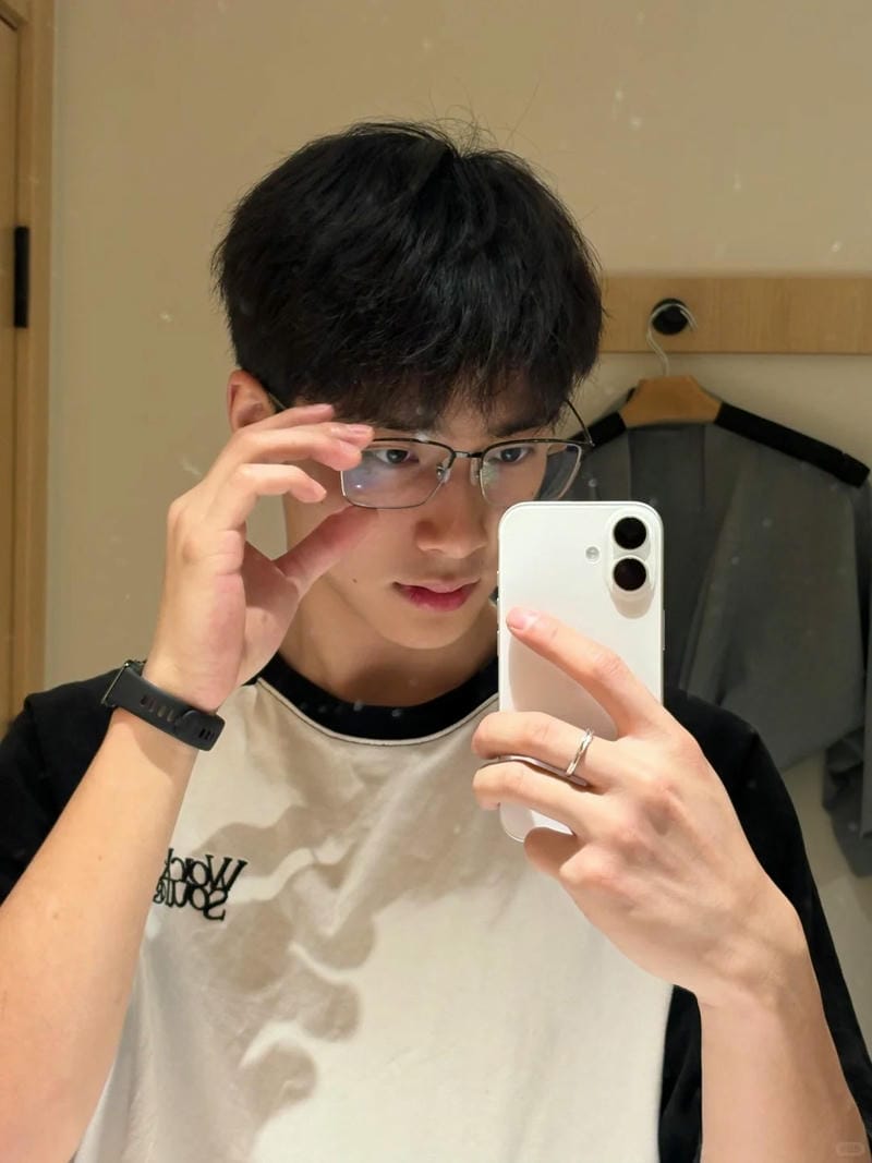 tạo dáng chụp ảnh trước gương nam 30