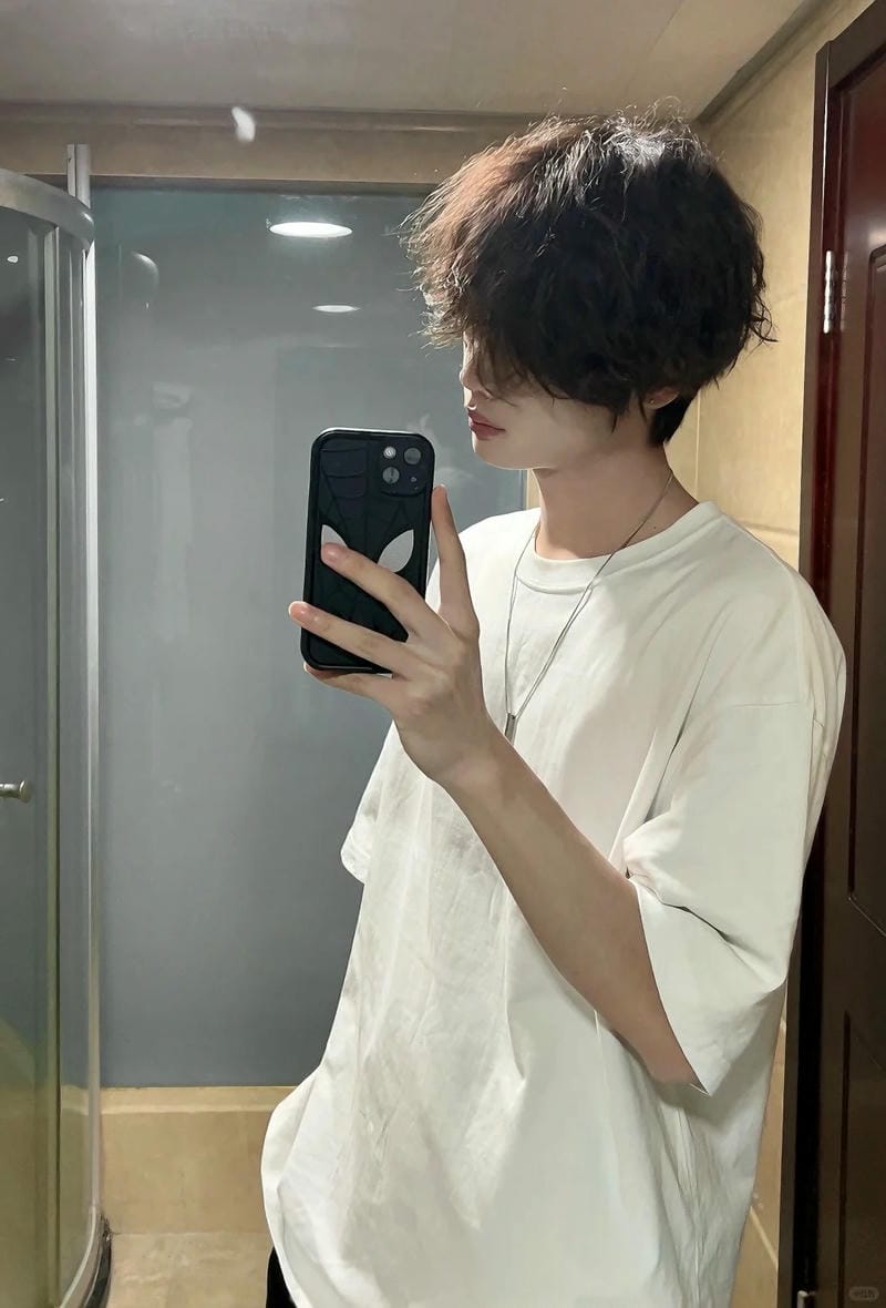 tạo dáng chụp ảnh trước gương nam 4